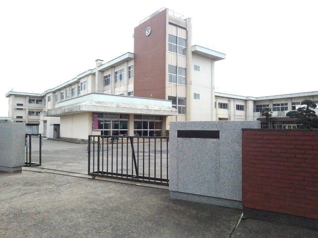 近くの結城市立結城西小学校まで600m(徒歩8分)