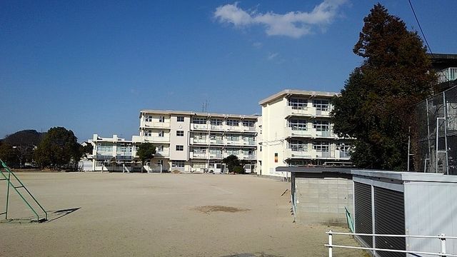 近くの北九州市立　長尾小学校まで450m（徒歩6分）