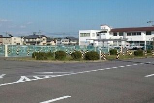 近くのタカラ自動車学校まで350m(徒歩5分)