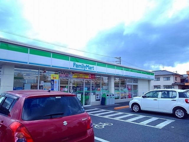 近くのファミリーマート曙5丁目店まで450m（徒歩6分）