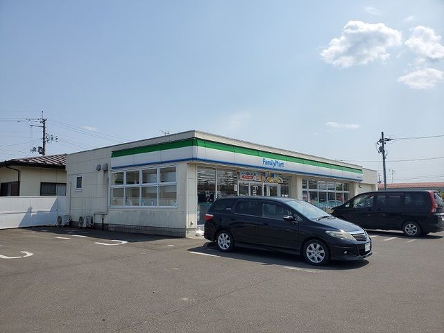 近くのファミリーマート角田中島下店まで700m（徒歩9分）
