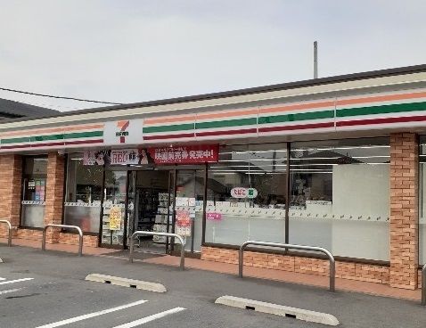 近くのセブンイレブン伊勢崎連取店まで33m（徒歩1分）