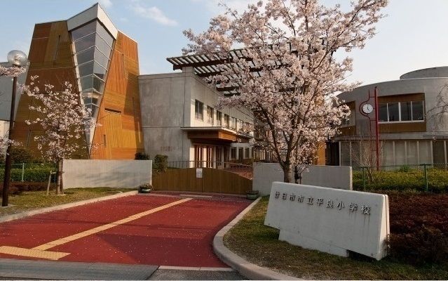 近くの平良小学校まで700m(徒歩9分)