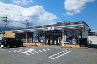 近くのコンビニまで320m（徒歩4分）