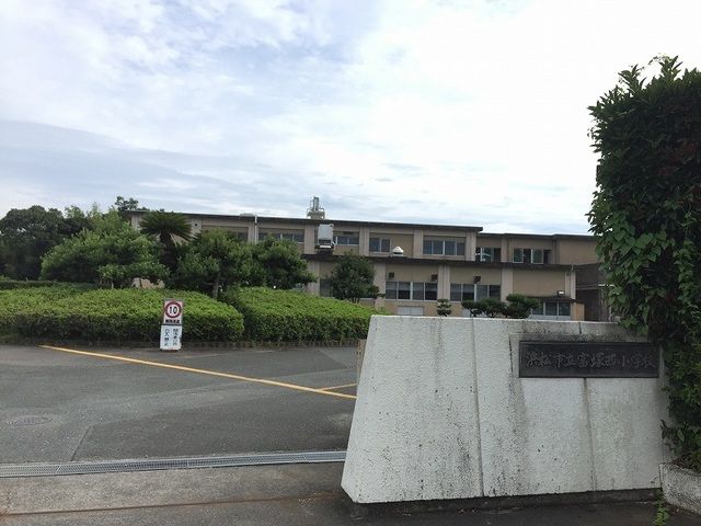 近くの浜松市立富塚西小学校まで260m（徒歩4分）