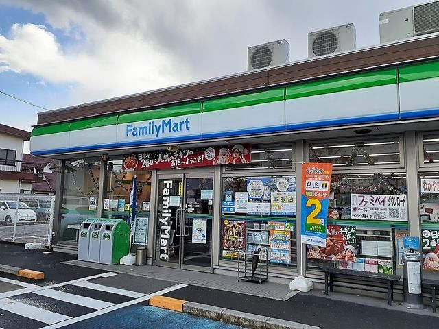 近くのファミリーマート小松原店様まで550m(徒歩7分)