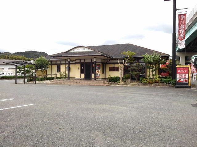 近くのとんかつ濱かつ福岡南バイパス店まで500m（徒歩7分）