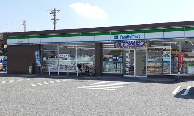 近くのファミリーマートまで450m（徒歩6分）