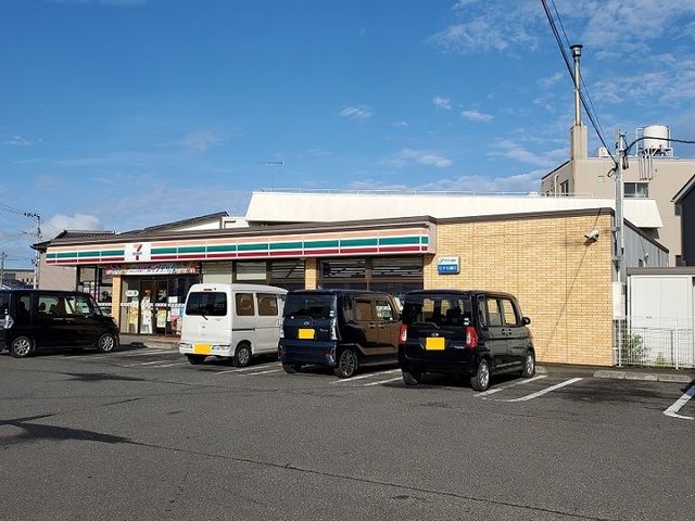近くのセブンイレブン槻木上町店まで500m（徒歩7分）