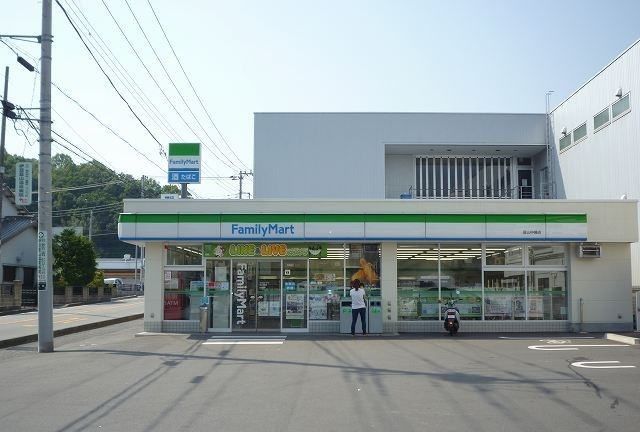 近くのファミリーマート韮山中條店まで750m(徒歩10分)