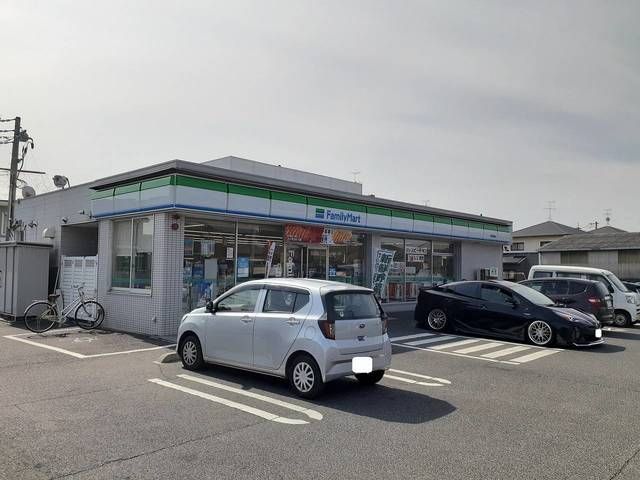 近くのファミリーマート箕島店まで400m（徒歩5分）