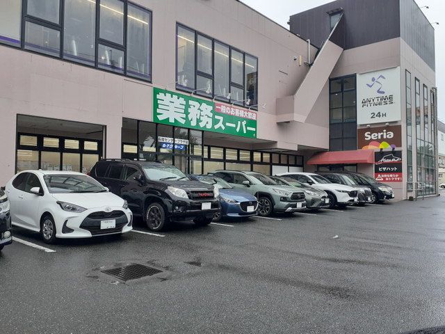 近くのスーパーまで700m（徒歩9分）