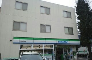 近くのファミリーマートまで300m（徒歩4分）