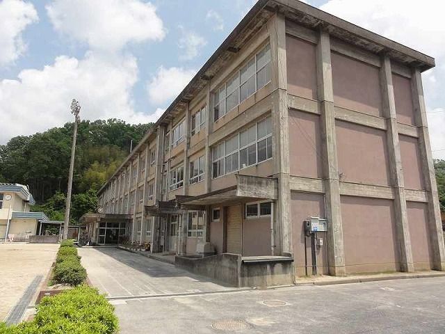 近くの鳥取市立面影小学校まで600m(徒歩8分)