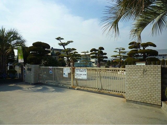 近くの西阿知小学校まで550m（徒歩7分）