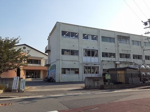 近くの小学校まで300m（徒歩4分）