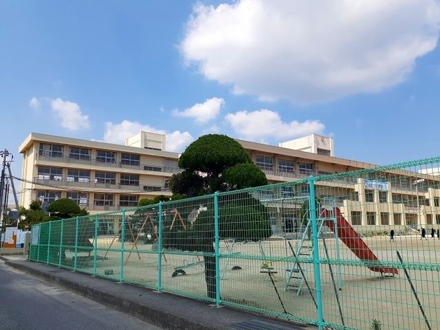 近くの福山市立深津小学校まで500m（徒歩7分）