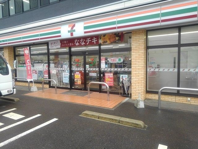 近くのコンビニまで880m（徒歩11分）