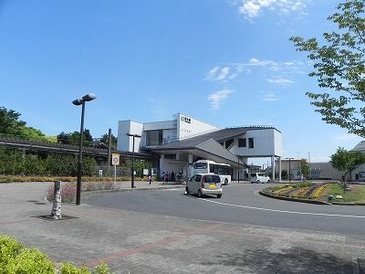 近くの新木駅まで450m（徒歩6分）