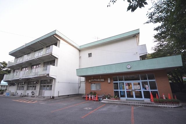 近くの北九州市立　貫小学校まで1,200m（徒歩15分）