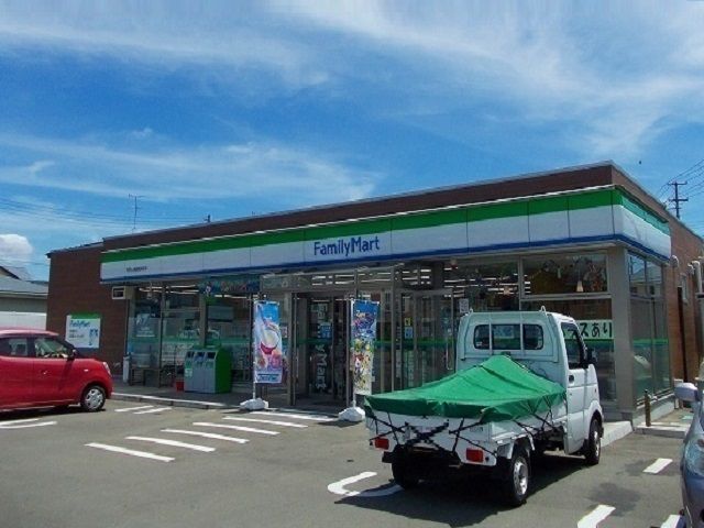 近くのファミリーマート土崎相染町店まで700m(徒歩9分)