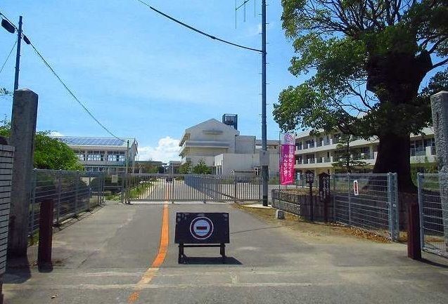近くの兵庫小学校まで1,600m（徒歩20分）