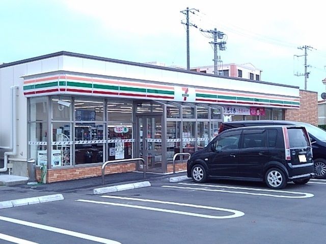 近くのセブンイレブン沖縄高原６丁目店まで110m（徒歩2分）