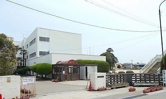 近くの亘理町立亘理小学校まで1,200m(徒歩15分)