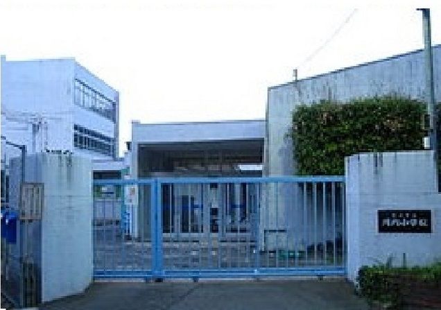 近くの河内小学校まで900m（徒歩12分）