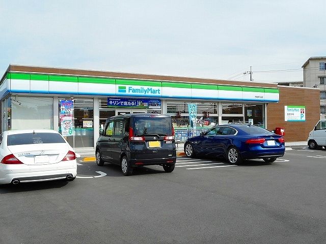 近くのファミリーマート笠岡美の浜店まで1,100m（徒歩14分）