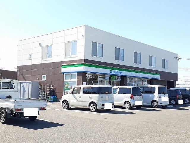 近くのファミリーマート簑原店まで700m（徒歩9分）