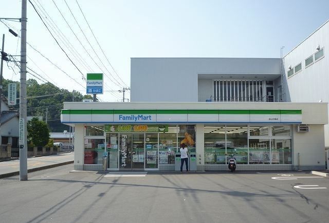 近くのファミリーマート韮山中條店まで400m(徒歩5分)