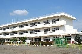 近くの岡部西小学校まで280m（徒歩4分）