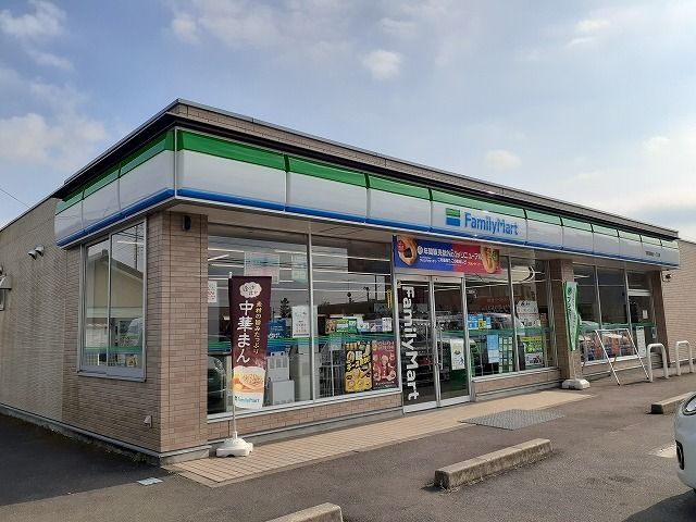 近くのファミリーマート細谷1丁目店まで300m（徒歩4分）