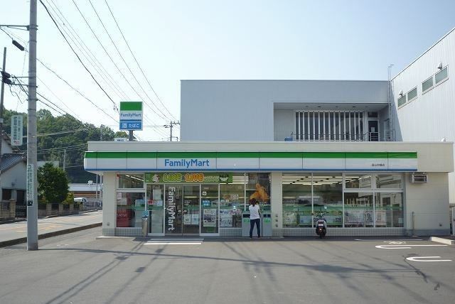 近くのファミリーマート韮山中條店まで600m（徒歩8分）
