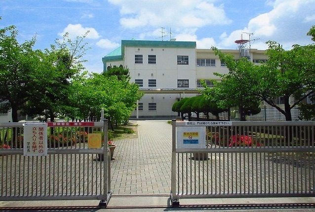 近くの小学校まで250m（徒歩4分）