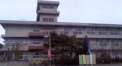 近くの福島市立岡山小学校まで1,300m（徒歩17分）