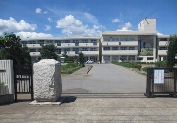 近くの八街市立実住小学校まで800m(徒歩10分)