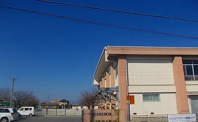 近くの玉垣小学校まで1,600m（徒歩20分）