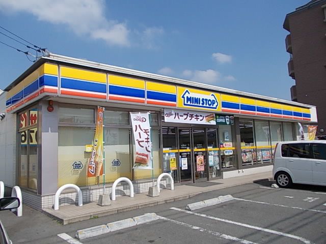 近くのミニストップ大野城山田店まで450m(徒歩6分)