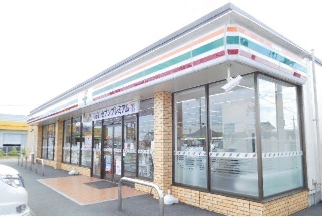 近くのセブンイレブン島里１丁目店まで850m（徒歩11分）