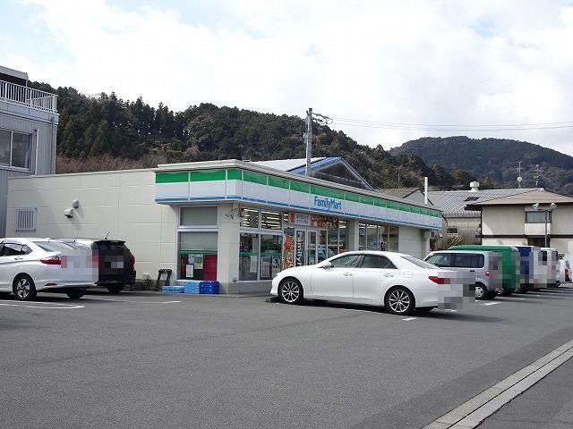近くのファミリーマートまで130m(徒歩2分)