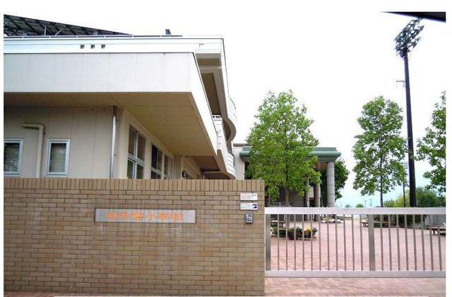 近くの笛吹市立石和西小学校まで1,400m（徒歩18分）