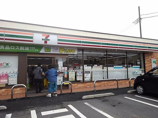 近くのセブンイレブン草加新栄町店まで500m（徒歩7分）