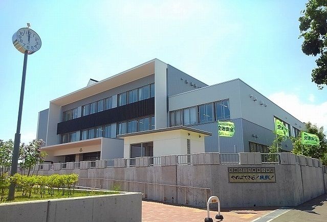 近くの月寒東小学校まで650m（徒歩9分）