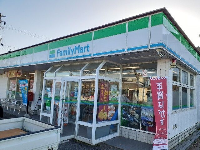 近くのファミリーマート富山八尾町店まで500m（徒歩7分）