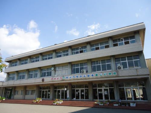 近くの平章小学校まで600m(徒歩8分)