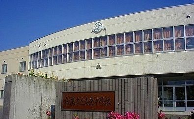 近くの真栄中学校まで700m(徒歩9分)