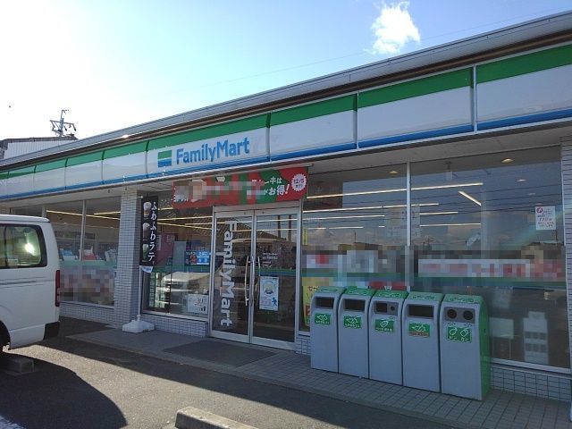 近くのファミリーマート東坂部店まで1,400m（徒歩18分）