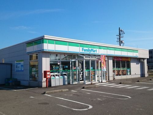 近くのファミリーマート 丸岡西里店まで800m（徒歩10分）